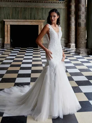 Braut im Mermaid-Kleid in einem historischen Innenhof