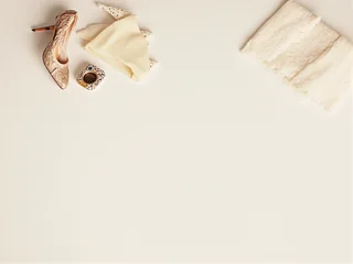 Brautaccessoiren als roueg Flatlay fir Budgetplanung