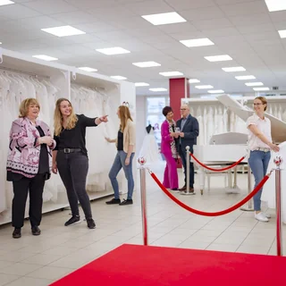 Blick über den roten Catwalk durch das Brautmodengeschäft