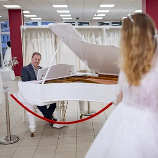 Live-Musik am weißen Flügel während des Catwalk-Moments