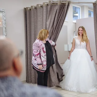 Braut betritt im Brautkleid das Separée