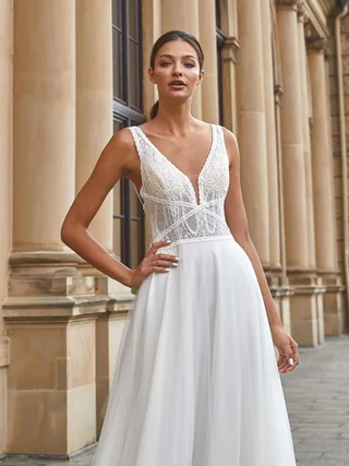 Braut in einem leichten Kleid mit transparentem Spitzenoberteil