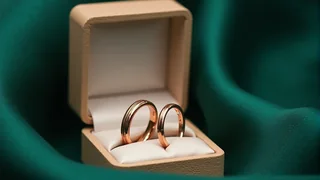 Hochglänzende Trauringe aus Roségold, Damenring mit echtem Brillanten