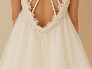 Detailvue vun engem Boho-Hochzäitskleed mat engem oppene Réck a Spitze