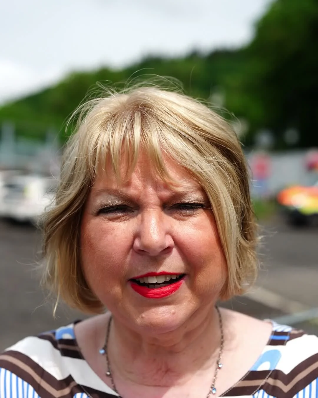 Marion grüßt live vom Nürburgring ☀️🤍

Die Sonne scheint kräftig – daher das ein oder andere Blinzeln 😉 Aber die Botscha
