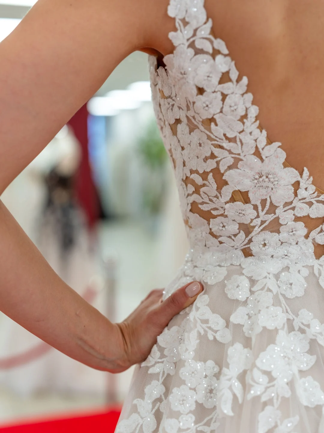 Ein Kleid, das dich nicht nur umhüllt – sondern befreit. 🤍✨

A-Linie trifft auf moderne Sinnlichkeit 💫 Ein tiefes V-Ausschnitt, filigrane Spaghetti-Straps und s