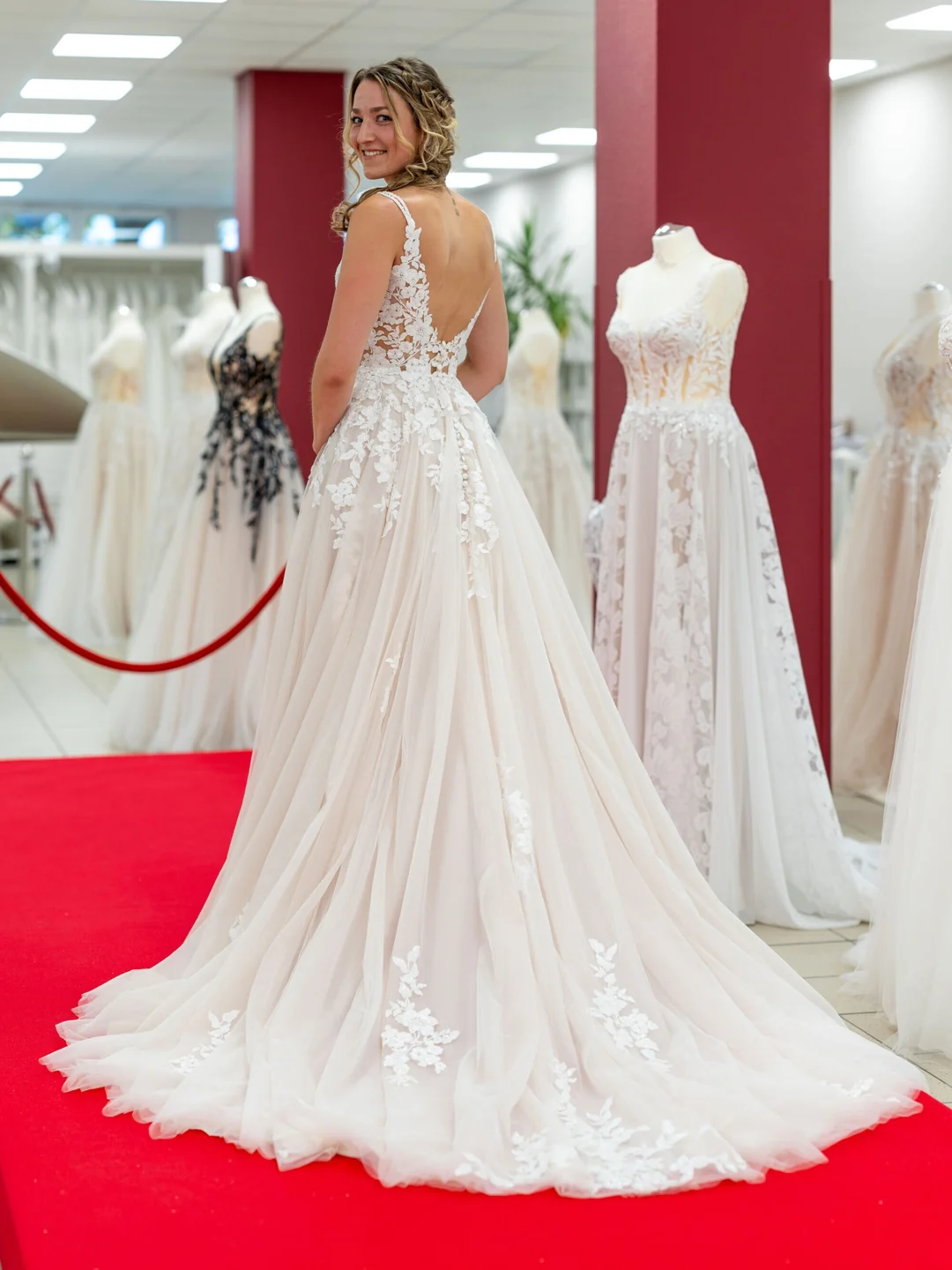 Ein Kleid, das dich nicht nur umhüllt – sondern befreit. 🤍✨

A-Linie trifft auf moderne Sinnlichkeit 💫 Ein tiefes V-Ausschnitt, filigrane Spaghetti-Straps und s