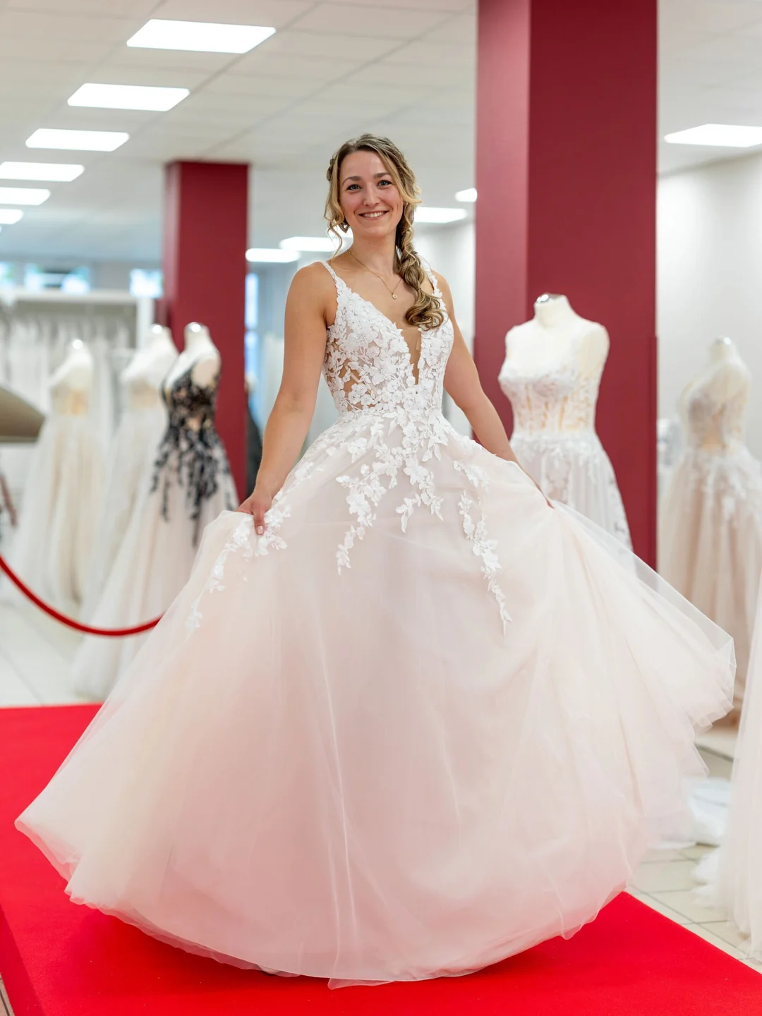 Ein Kleid, das dich nicht nur umhüllt – sondern befreit. 🤍✨

A-Linie trifft auf moderne Sinnlichkeit 💫 Ein tiefes V-Auss
